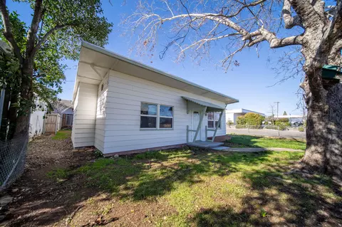 1800 Pleasant St, Redding, CA 96001 photo 3