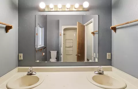 Bath - 728 Lincoln St, Red Bluff, CA 96080 photo 3 of 4