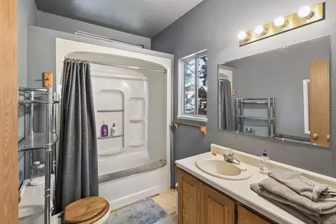 Bath - 728 Lincoln St, Red Bluff, CA 96080 photo 4 of 4