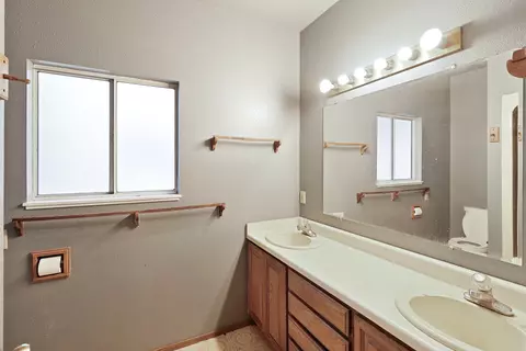 Bath - 728 Lincoln St, Red Bluff, CA 96080 photo 1 of 4