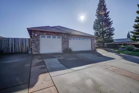 Exterior - 4105 Winter Green Ct, Redding, CA 96001 photo 6 of 9
