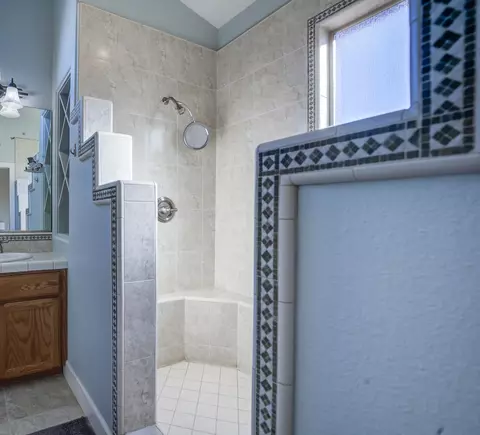 Bath - 4105 Winter Green Ct, Redding, CA 96001 photo 4 of 6