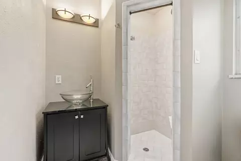 Bath - 2077 Skyline Dr, Redding, CA 96001 photo 3 of 4