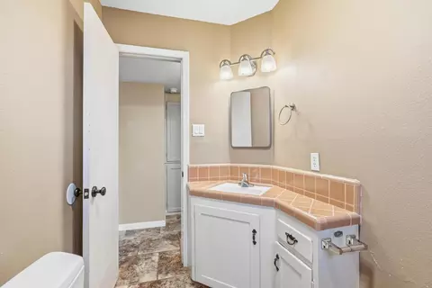 Bath - 2077 Skyline Dr, Redding, CA 96001 photo 2 of 4