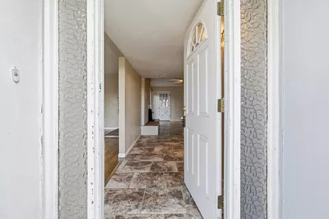 2077 Skyline Dr, Redding, CA 96001