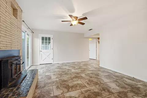 Living - 2077 Skyline Dr, Redding, CA 96001 photo 5 of 8