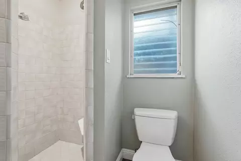Bath - 2077 Skyline Dr, Redding, CA 96001 photo 4 of 4