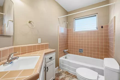 Bath - 2077 Skyline Dr, Redding, CA 96001 photo 1 of 4
