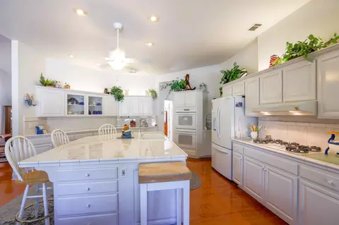 Kitchen - 6639 Riata Dr, Redding, CA 96002 photo 4 of 6