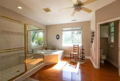 Bath - 6639 Riata Dr, Redding, CA 96002 photo 3 of 8