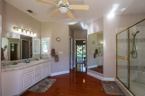 Bath - 6639 Riata Dr, Redding, CA 96002 photo 5 of 8