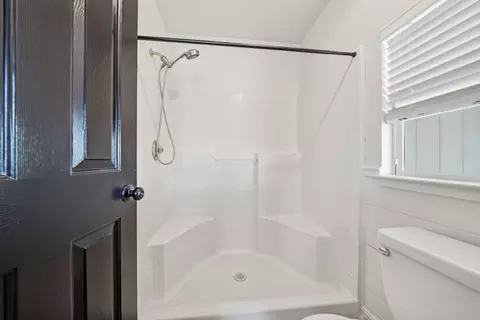 Bath - 2771 North St, Anderson, CA 96007 photo 2 of 3