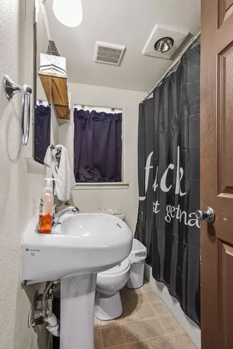 Bath - 2820 Alfreda Way, Redding, CA 96002 photo 1 of 1