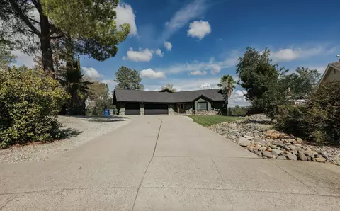 Exterior - 4204 Sudden Wind Ct, Redding, CA 96001 photo 5 of 11