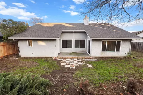 Exterior - 2574 Yana Ave, Redding, CA 96002 photo 6 of 7