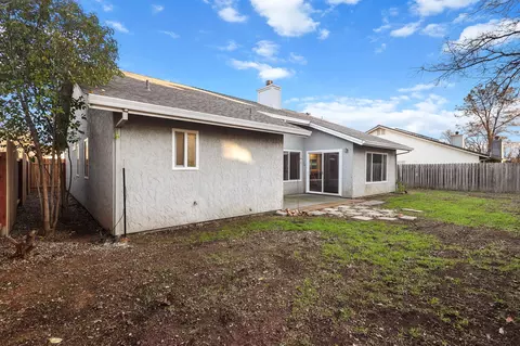 Exterior - 2574 Yana Ave, Redding, CA 96002 photo 5 of 7