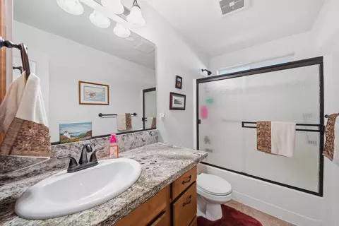 Bath - 3110 Bedrock Ln, Redding, CA 96003 photo 1 of 2