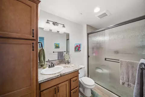 Bath - 3110 Bedrock Ln, Redding, CA 96003 photo 2 of 2
