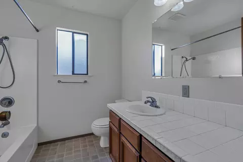 Bath - 310 Moonstone Way, Redding, CA 96003 photo 3 of 4