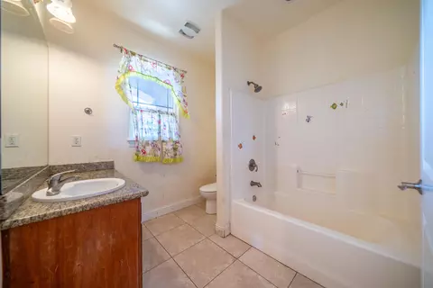 Bath - 2199 Princeton Way, Redding, CA 96003 photo 3 of 4