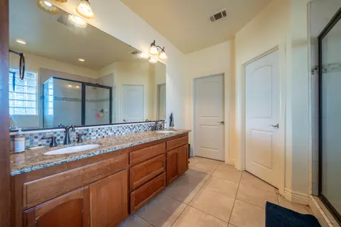 Bath - 2199 Princeton Way, Redding, CA 96003 photo 2 of 4