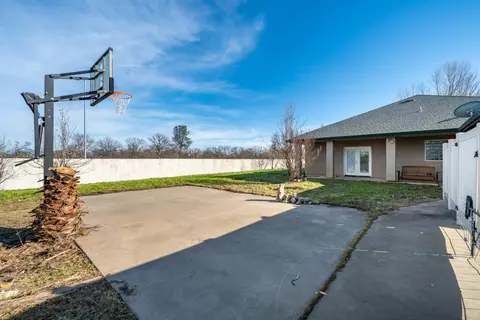 Exterior - 2199 Princeton Way, Redding, CA 96003 photo 7 of 12
