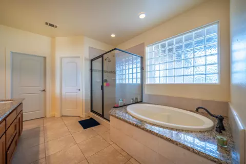 Bath - 2199 Princeton Way, Redding, CA 96003 photo 1 of 4