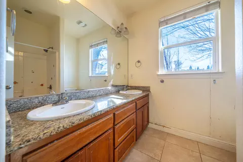Bath - 2199 Princeton Way, Redding, CA 96003 photo 4 of 4