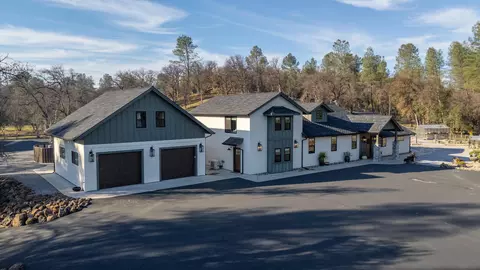 10826 Old Oregon Trl, Redding, CA 96003