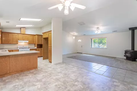 Living - 14978 Oak Knoll Dr, Red Bluff, CA 96080 photo 4 of 5