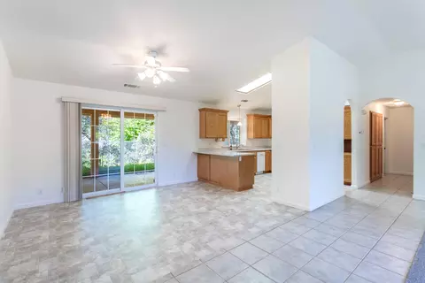 Living - 14978 Oak Knoll Dr, Red Bluff, CA 96080 photo 3 of 5