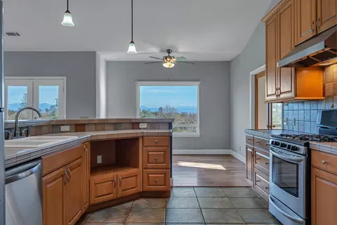 Kitchen - 13303 Intermountain Rd, Redding, CA 96003 photo 4 of 4