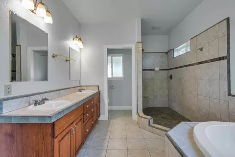Bath - 13303 Intermountain Rd, Redding, CA 96003 photo 4 of 7
