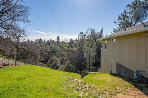 Exterior - 1263 Riviera Dr, Redding, CA 96001 photo 8 of 12