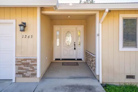 Entry Way - 1263 Riviera Dr, Redding, CA 96001 photo 1 of 2
