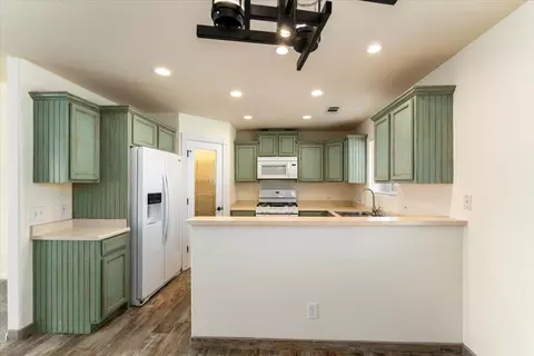 Kitchen - 1263 Riviera Dr, Redding, CA 96001 photo 4 of 5