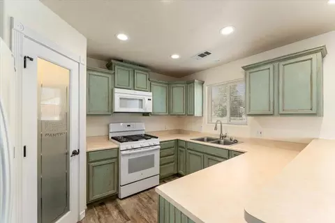 Kitchen - 1263 Riviera Dr, Redding, CA 96001 photo 5 of 5