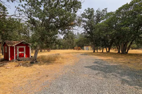 Exterior - 4412 Saint Rose Way, Yreka, CA 96097 photo 3 of 14