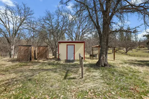 Exterior - 4412 Saint Rose Way, Yreka, CA 96097 photo 7 of 14
