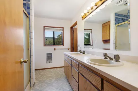 Bath - 4412 Saint Rose Way, Yreka, CA 96097 photo 1 of 3