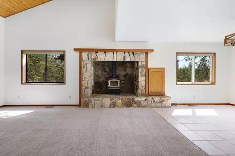 Living - 4412 Saint Rose Way, Yreka, CA 96097 photo 4 of 7