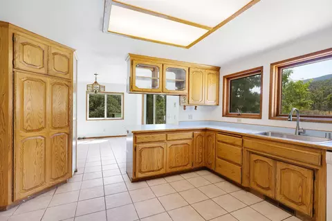 Kitchen - 4412 Saint Rose Way, Yreka, CA 96097 photo 2 of 2