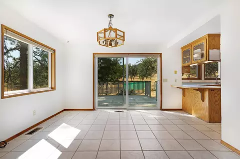 Living - 4412 Saint Rose Way, Yreka, CA 96097 photo 5 of 7