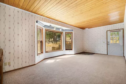 Living - 4412 Saint Rose Way, Yreka, CA 96097 photo 6 of 7