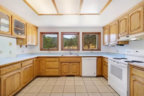 Kitchen - 4412 Saint Rose Way, Yreka, CA 96097 photo 1 of 2
