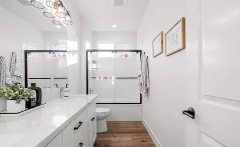 Bath - 9199 Laurel Glen Dr, Redding, CA 96001 photo 5 of 7