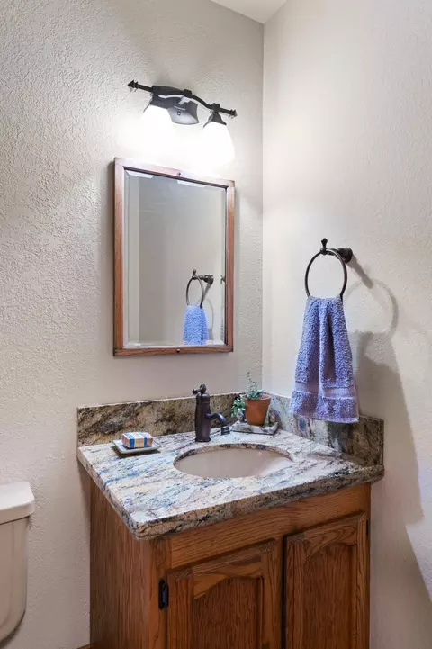 Bath - 15917 Frontiersman Dr, Redding, CA 96001 photo 2 of 14