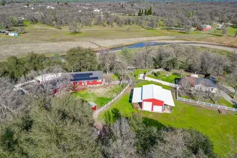 20424 Helena Oaks Ln, Redding, CA 96003