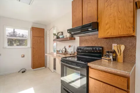 Kitchen - 965 Gold St, Redding, CA 96001 photo 2 of 2