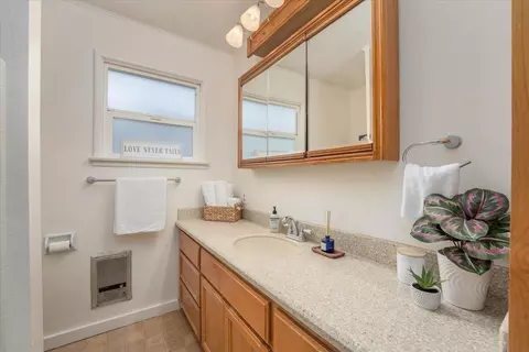 Bath - 965 Gold St, Redding, CA 96001 photo 1 of 1